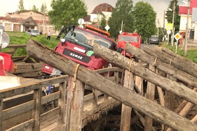 В Ивановской области под большегрузом провалился мост фото 2