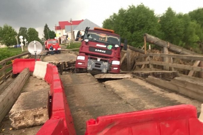 В Ивановской области под большегрузом провалился мост фото 4