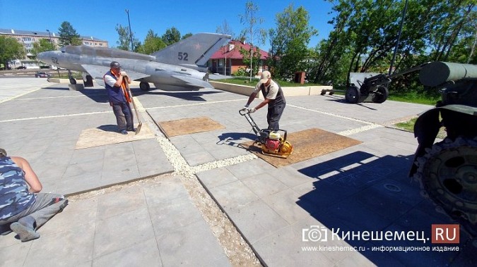 Пространства между плитами у входа в центральный парк Кинешмы заливают полимером фото 2