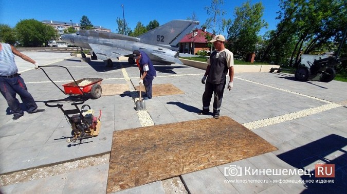 Пространства между плитами у входа в центральный парк Кинешмы заливают полимером фото 3