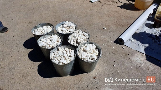 Пространства между плитами у входа в центральный парк Кинешмы заливают полимером фото 6