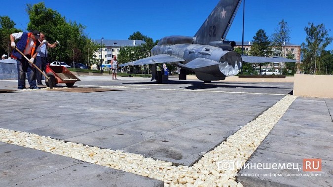 Пространства между плитами у входа в центральный парк Кинешмы заливают полимером фото 4