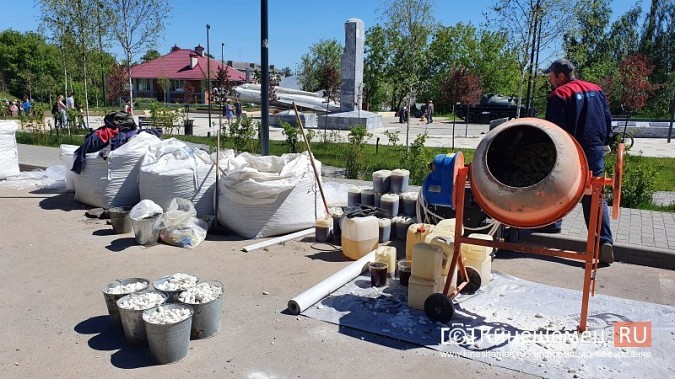 Пространства между плитами у входа в центральный парк Кинешмы заливают полимером фото 5