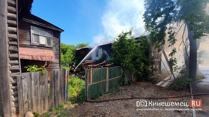 Пожарные расчеты Кинешмы стянуты на тушение дома в историческом центре города фото 4