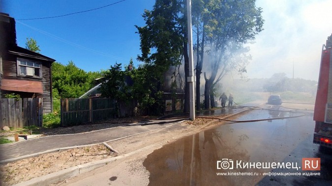 Пожарные расчеты Кинешмы стянуты на тушение дома в историческом центре города фото 12