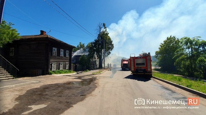 Пожарные расчеты Кинешмы стянуты на тушение дома в историческом центре города фото 13