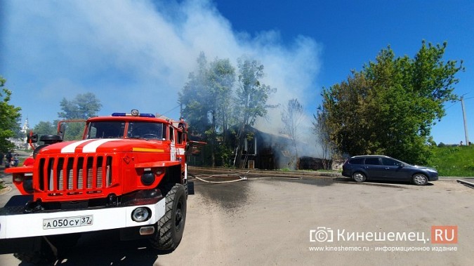 Пожарные расчеты Кинешмы стянуты на тушение дома в историческом центре города фото 5