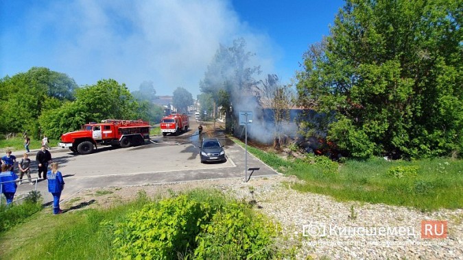Пожарные расчеты Кинешмы стянуты на тушение дома в историческом центре города фото 6