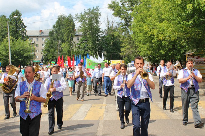 Более 2 000 кинешемцев прошли в праздничной колонне в День города фото 2