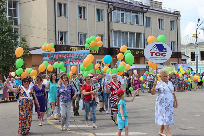 Более 2 000 кинешемцев прошли в праздничной колонне в День города фото 43