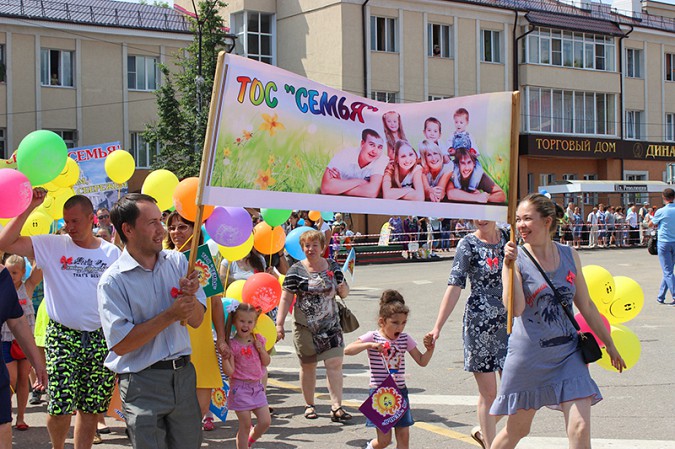 Более 2 000 кинешемцев прошли в праздничной колонне в День города фото 45
