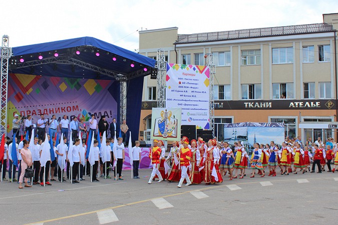 Более 2 000 кинешемцев прошли в праздничной колонне в День города фото 22