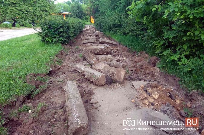 На ул. 50-летия Комсомола у Городского Дома культуры начали ремонтировать тротуар фото 3