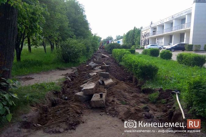 На ул. 50-летия Комсомола у Городского Дома культуры начали ремонтировать тротуар фото 6
