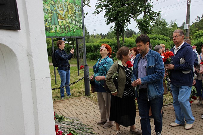 В Кинешме в День поминовения возложили цветы к местам битв ополченцев с поляками фото 6