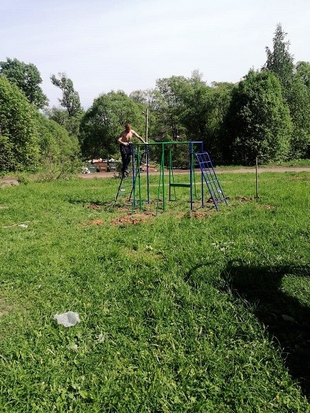 В селе Батманы по наказам депутату от ЛДПР Дмитрия Шелякина установили детскую площадку фото 3