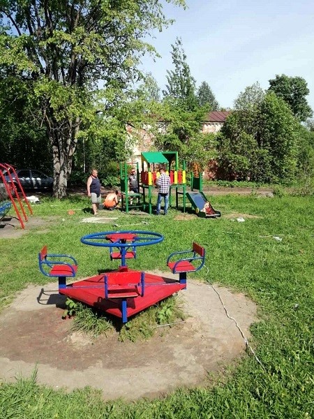 В селе Батманы по наказам депутату от ЛДПР Дмитрия Шелякина установили детскую площадку фото 2
