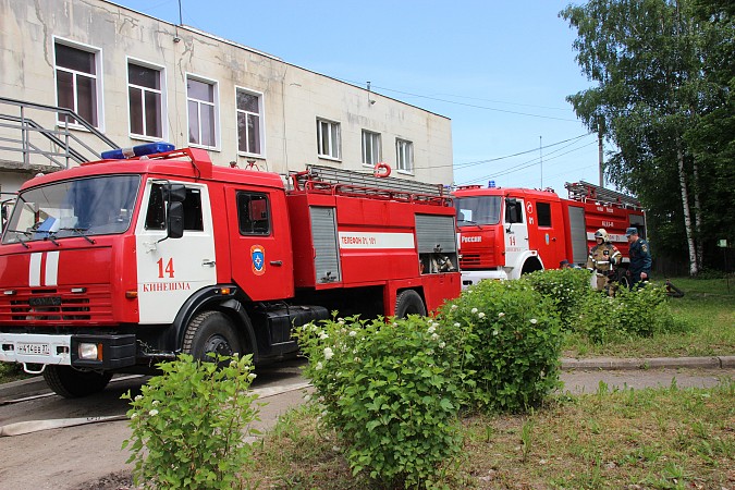 Спасатели на «удовлетворительно» справились с задачей спасения людей из горящего ГДК фото 8