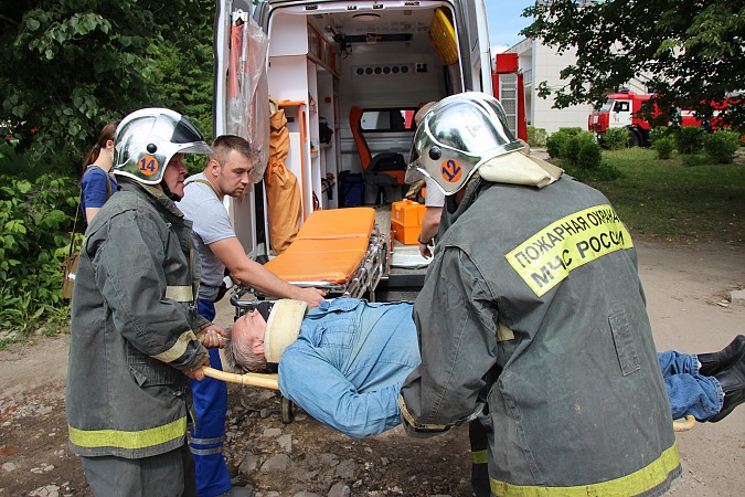 Спасатели на «удовлетворительно» справились с задачей спасения людей из горящего ГДК фото 10