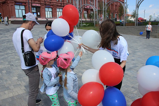 В Кинешме в День России прошла акция «Российский триколор» фото 6