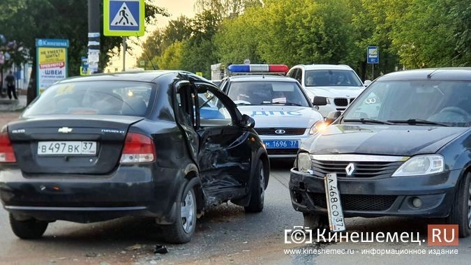 На пересечении улиц Сеченова и 50-летия Комсомола произошло очередное серьезное ДТП фото 4