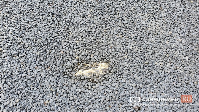 В Кинешме в нескольких местах повреждено полимерное покрытие в Молодежном сквере фото 4