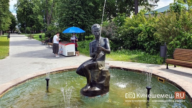 На Волжском бульваре заработал фонтан «Мальчик с рыбкой» фото 2