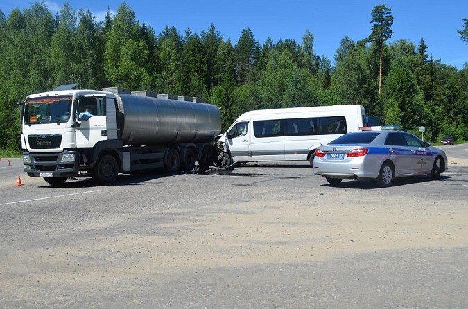 Автобус, в который врезался грузовик, ехал из Москвы в Кинешму фото 4