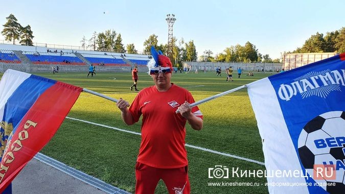 На матч чемпионата Кинешмы по футболу пришел колоритный болельщик фото 3