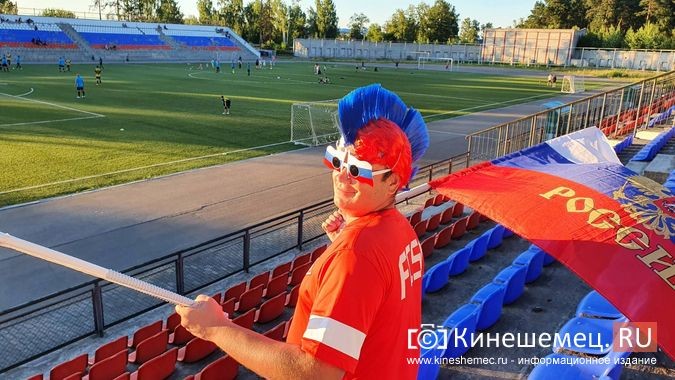 На матч чемпионата Кинешмы по футболу пришел колоритный болельщик фото 5