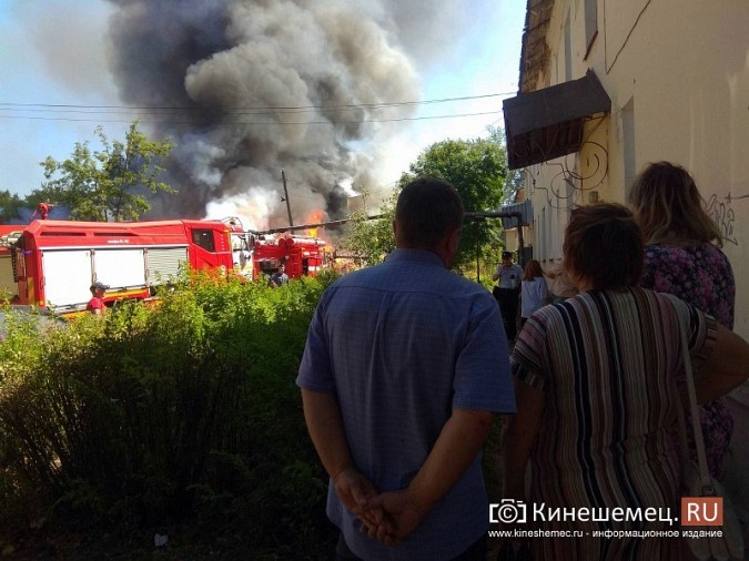 В Кинешме весь пожарный гарнизон тушит сараи на ул. Правды, проливают фасады домов фото 13