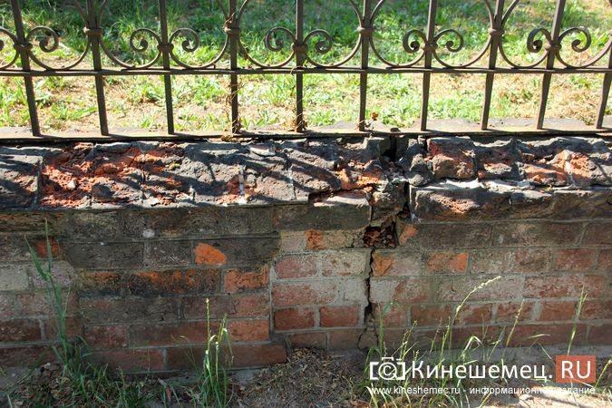 На благоустроенном за миллионы Волжском бульваре находится разваливающаяся ограда фото 3