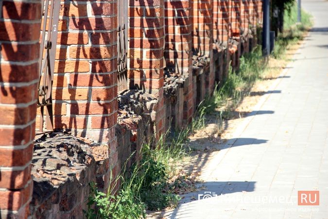 На благоустроенном за миллионы Волжском бульваре находится разваливающаяся ограда фото 8