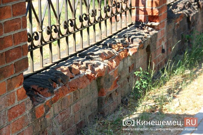 На благоустроенном за миллионы Волжском бульваре находится разваливающаяся ограда фото 4