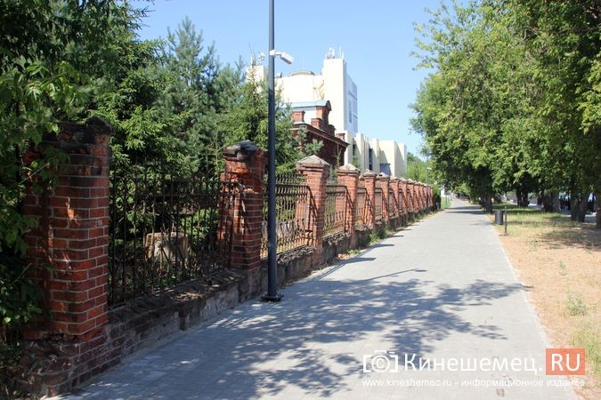 На благоустроенном за миллионы Волжском бульваре находится разваливающаяся ограда фото 2