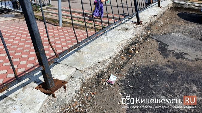 На нижней набережной Волжского бульвара вот-вот рухнет ограждение фото 6