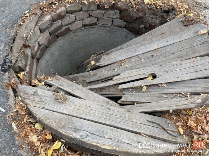На ул.Комсомольской проломили деревянную крышку колодца ливневой канализации фото 5