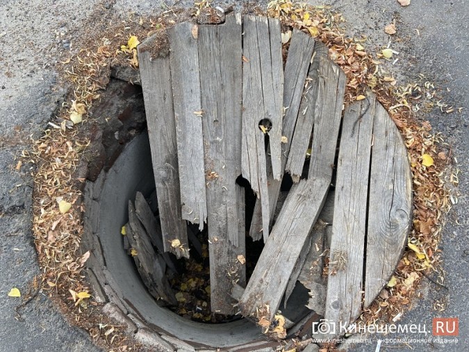 На ул.Комсомольской проломили деревянную крышку колодца ливневой канализации фото 2