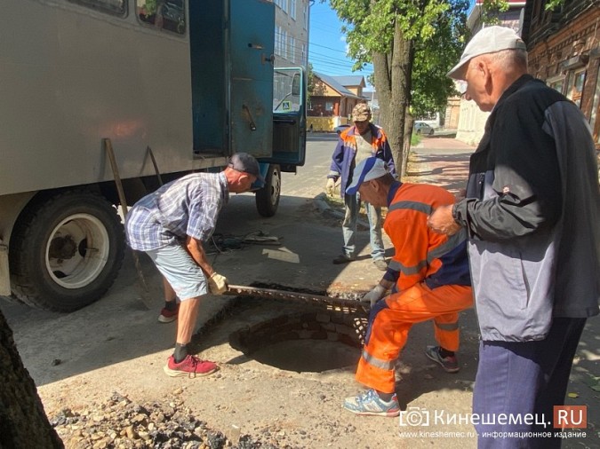 На ул. Комсомольской заменили сломанную крышку колодца фото 11