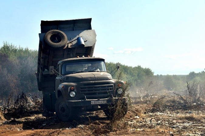 Для погашения очагов тления на свалке в «Сокольниках» использовано более 350 тонн грунта фото 2