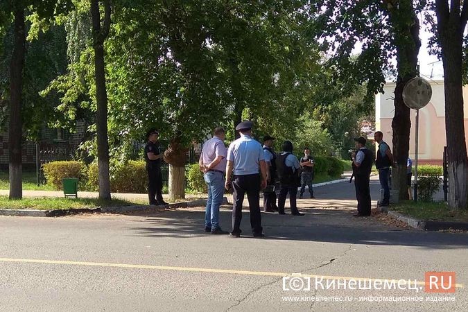 Кинешемский суд оцеплен сотрудниками полиции в бронежилетах фото 3