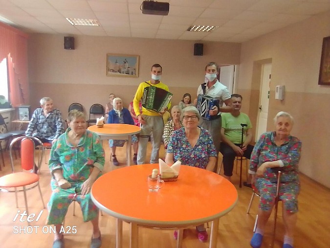 Известные кинешемские гармонисты провели праздник для пожилых людей фото 2
