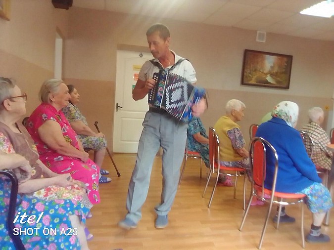 Известные кинешемские гармонисты провели праздник для пожилых людей фото 4