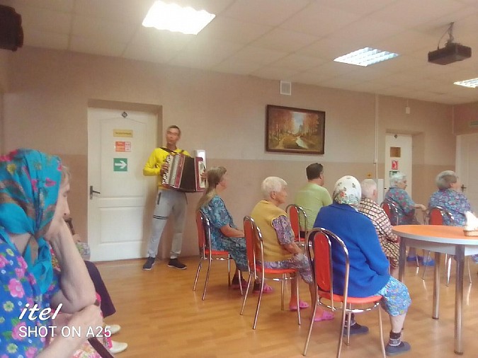 Известные кинешемские гармонисты провели праздник для пожилых людей фото 3