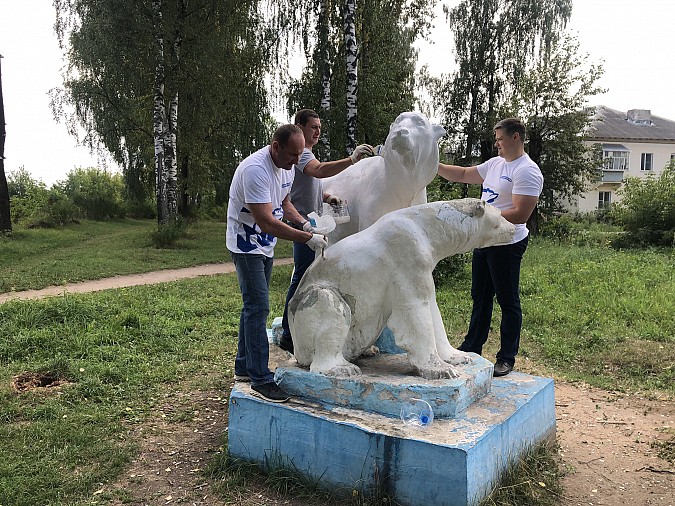 Спикер Кинешемской думы Михаил Батин перед выборами покрасил скульптуры медведей фото 2
