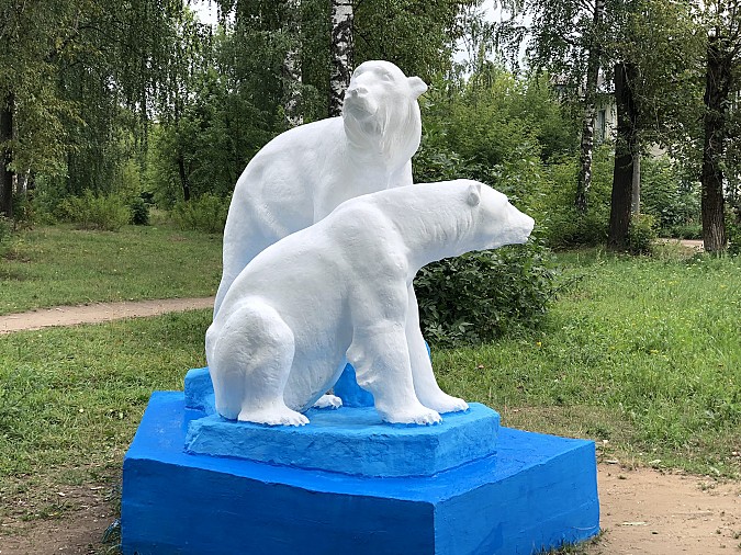 Спикер Кинешемской думы Михаил Батин перед выборами покрасил скульптуры медведей фото 5