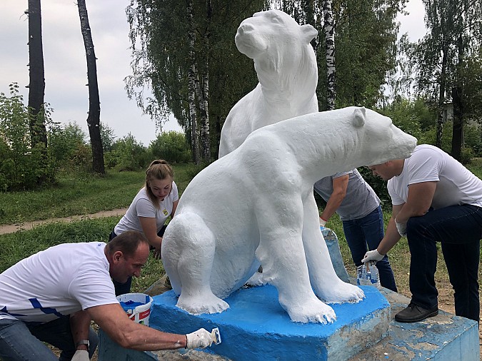 Спикер Кинешемской думы Михаил Батин перед выборами покрасил скульптуры медведей фото 3