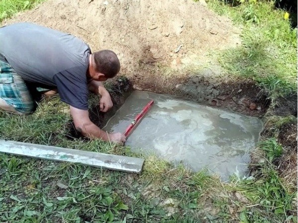 У Нардома жители своими силами ремонтируют фундаменты под бюстами на «Аллее Героев» фото 2