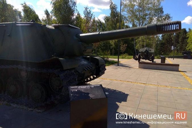 Вандалы испортили информационные таблички возле военных экспонатов в кинешемском парке фото 2