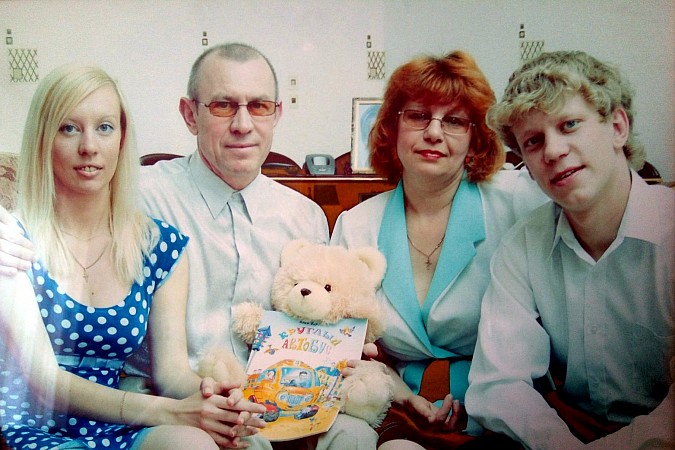 Поэт Иван Бардин с супругой Еленой и детьми
